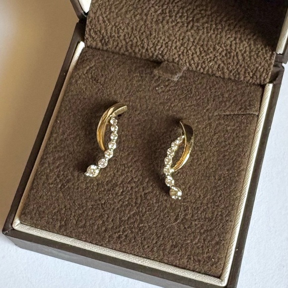 Elegant Yellow Gold & Diamond Earrings In Excellent Cond with Butterfly Backs - Picture 1 of 5